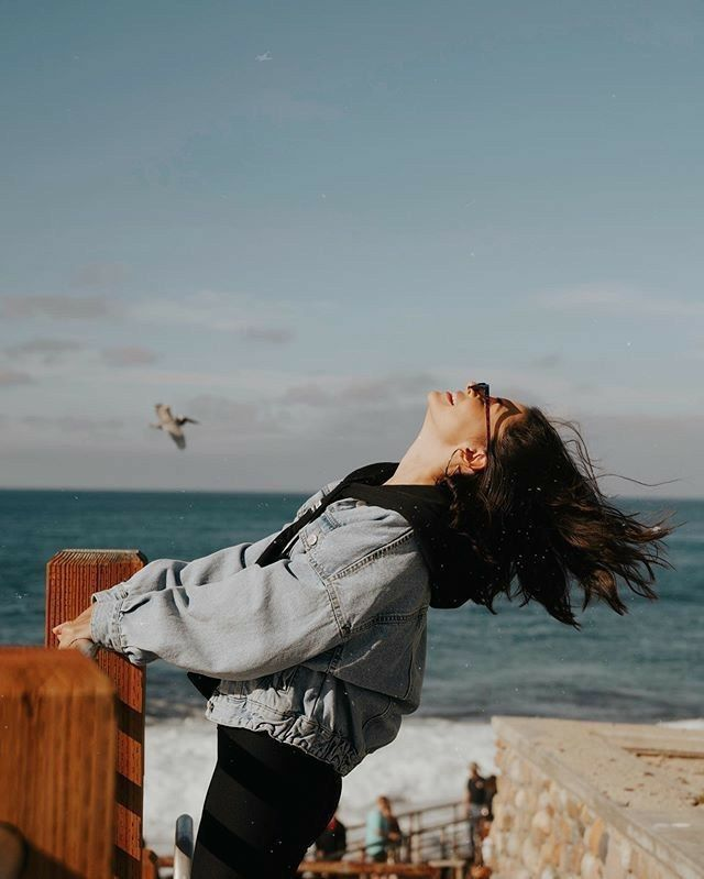 Mujer meditando y relajada, representando Ashwagandha Mykora