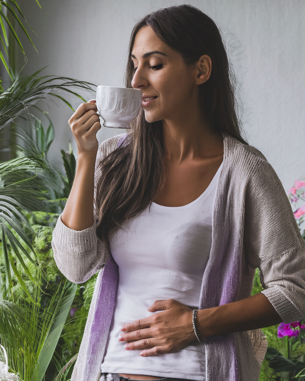 Mujer tomando té, bienestar digestivo, representando Cola de Pavo Mykora