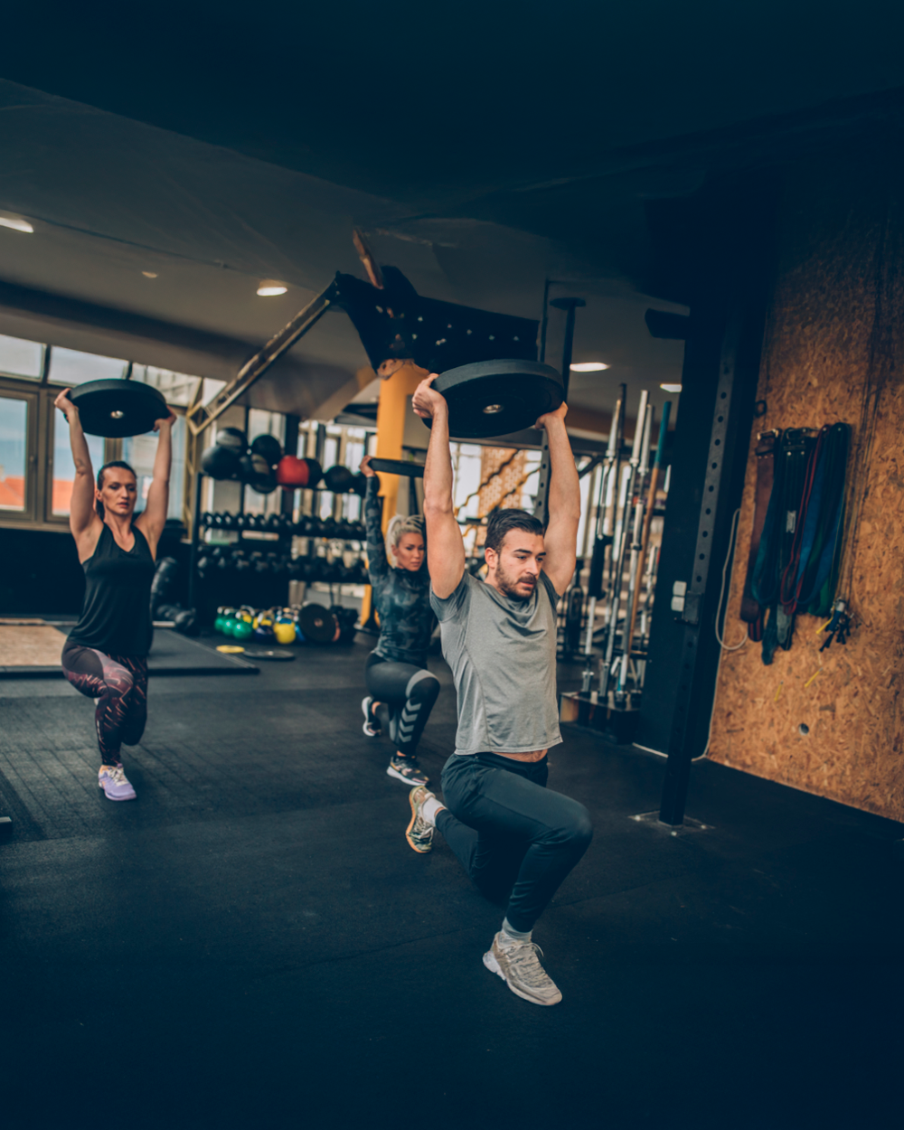 Hombre después de ejercicio sintiéndose con energía, representando Cordyceps Mykora