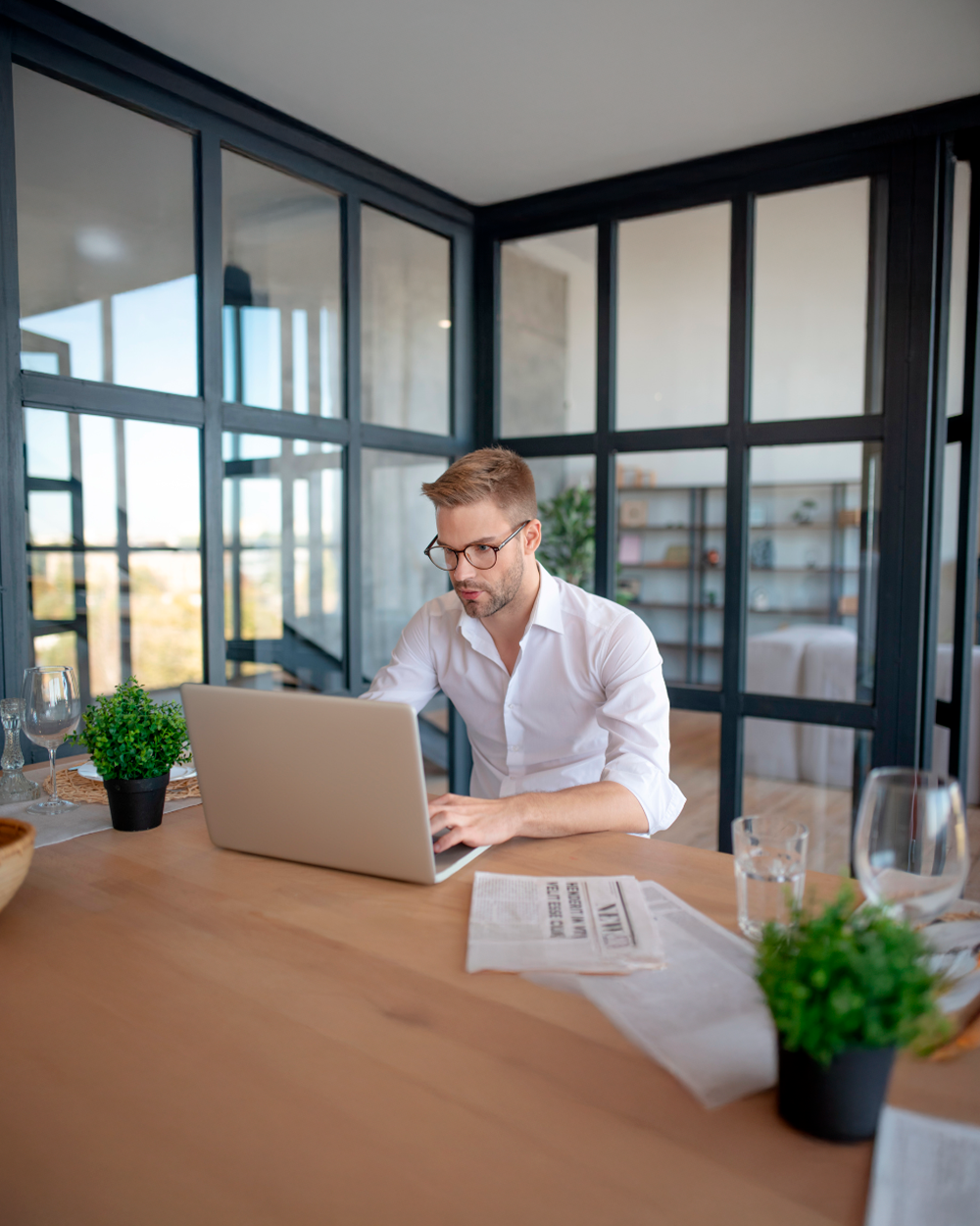 Persona trabajando concentrada, representando Melena de León Mykora