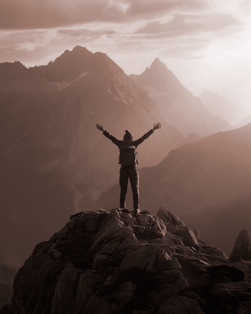 Hombre al amanecer con expresión de paz y equilibrio emocional, representando los efectos de Ashwagandha de Mykora para reducir ansiedad y mejorar el balance hormonal.
