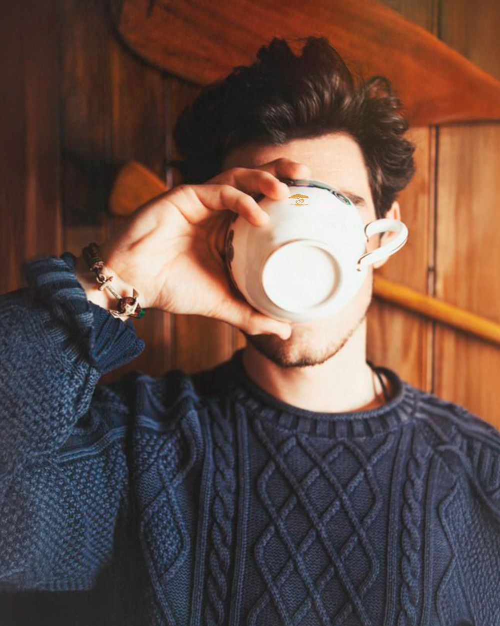 Hombre disfrutando una bebida saludable, reflejando digestión equilibrada y salud intestinal mejorada con Cola de Pavo de Mykora.