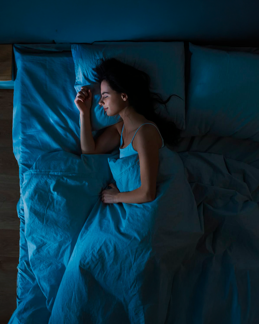 Persona descansando profundamente en una habitación tranquila, transmitiendo relajación y bienestar emocional gracias al Reishi de Mykora.